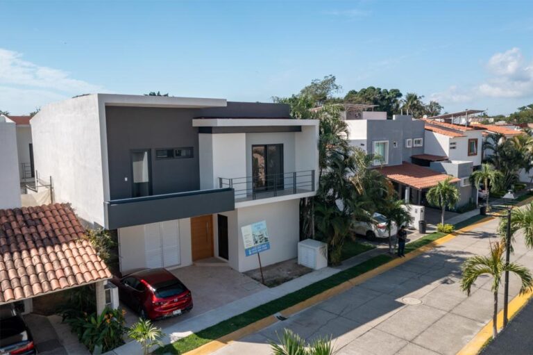 Los Cedros 69, Flamingos